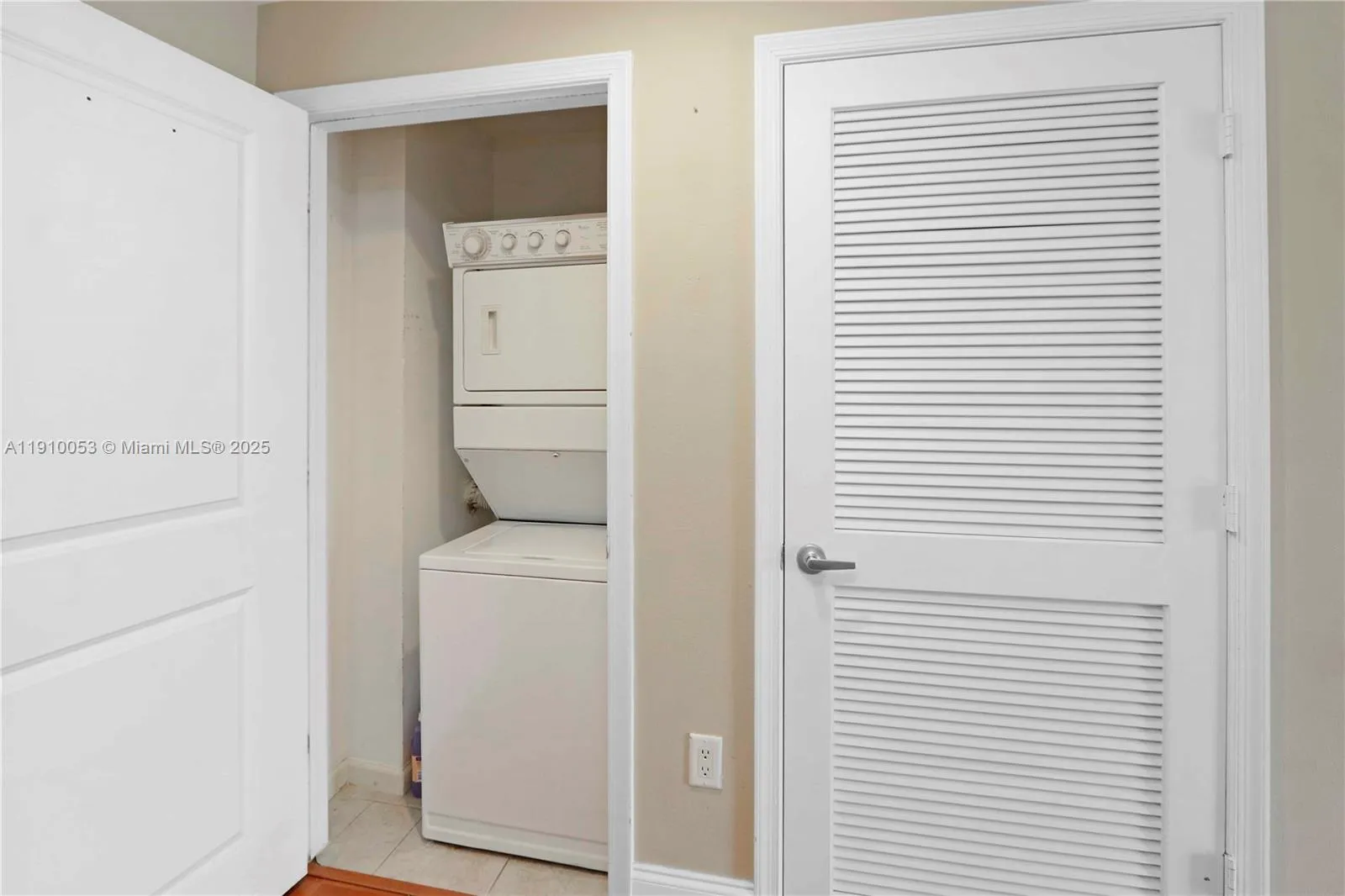 10 Aragon Ave 818, Coral Gables, Florida 33134, Coral Gables, Florida 33134, 1 Bedroom Bedrooms, ,1 BathroomBathrooms,Residential,For Sale,10 Aragon Ave 818, Coral Gables, Florida 33134,A11910053