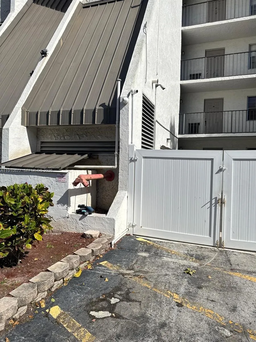 3100 W Rolling Hills Cir 707, Davie, Florida 33328, Davie, Florida 33328, 2 Bedrooms Bedrooms, ,2 BathroomsBathrooms,Residential,For Sale,3100 W Rolling Hills Cir 707, Davie, Florida 33328,A11910877