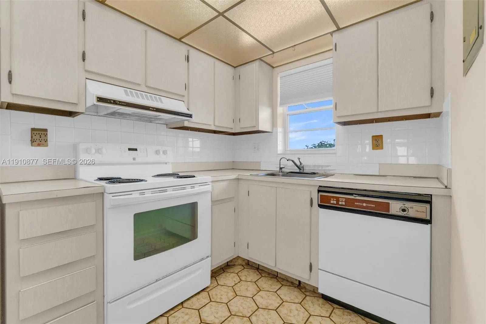 3100 W Rolling Hills Cir 707, Davie, Florida 33328, Davie, Florida 33328, 2 Bedrooms Bedrooms, ,2 BathroomsBathrooms,Residential,For Sale,3100 W Rolling Hills Cir 707, Davie, Florida 33328,A11910877