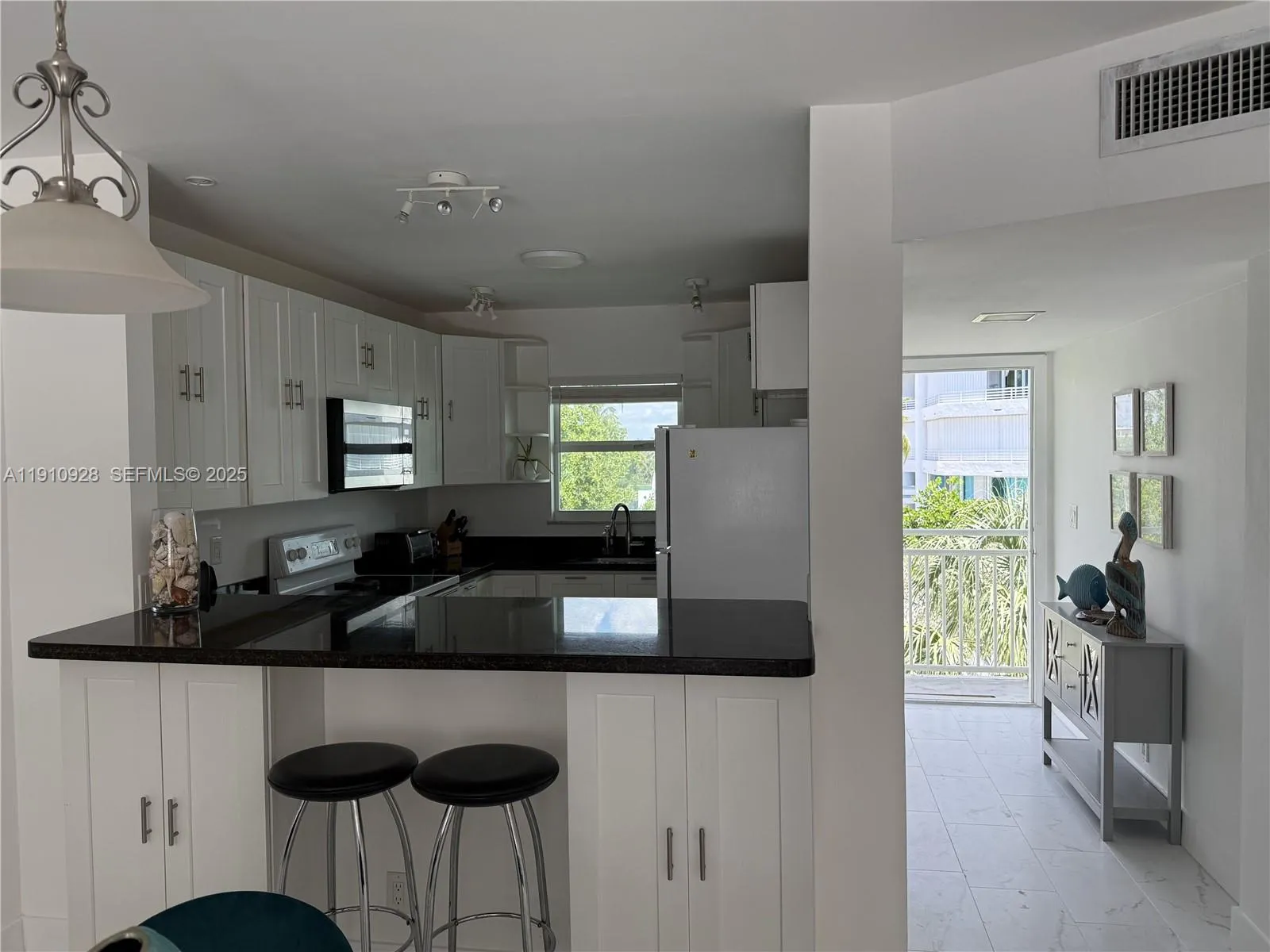 1750 S Ocean Blvd 404e, Lauderdale By The Sea, Flo, Lauderdale By The Sea, Florida 33062, 2 Bedrooms Bedrooms, ,2 BathroomsBathrooms,Residential Lease,For Rent,1750 S Ocean Blvd 404e, Lauderdale By The Sea, Flo,A11910928