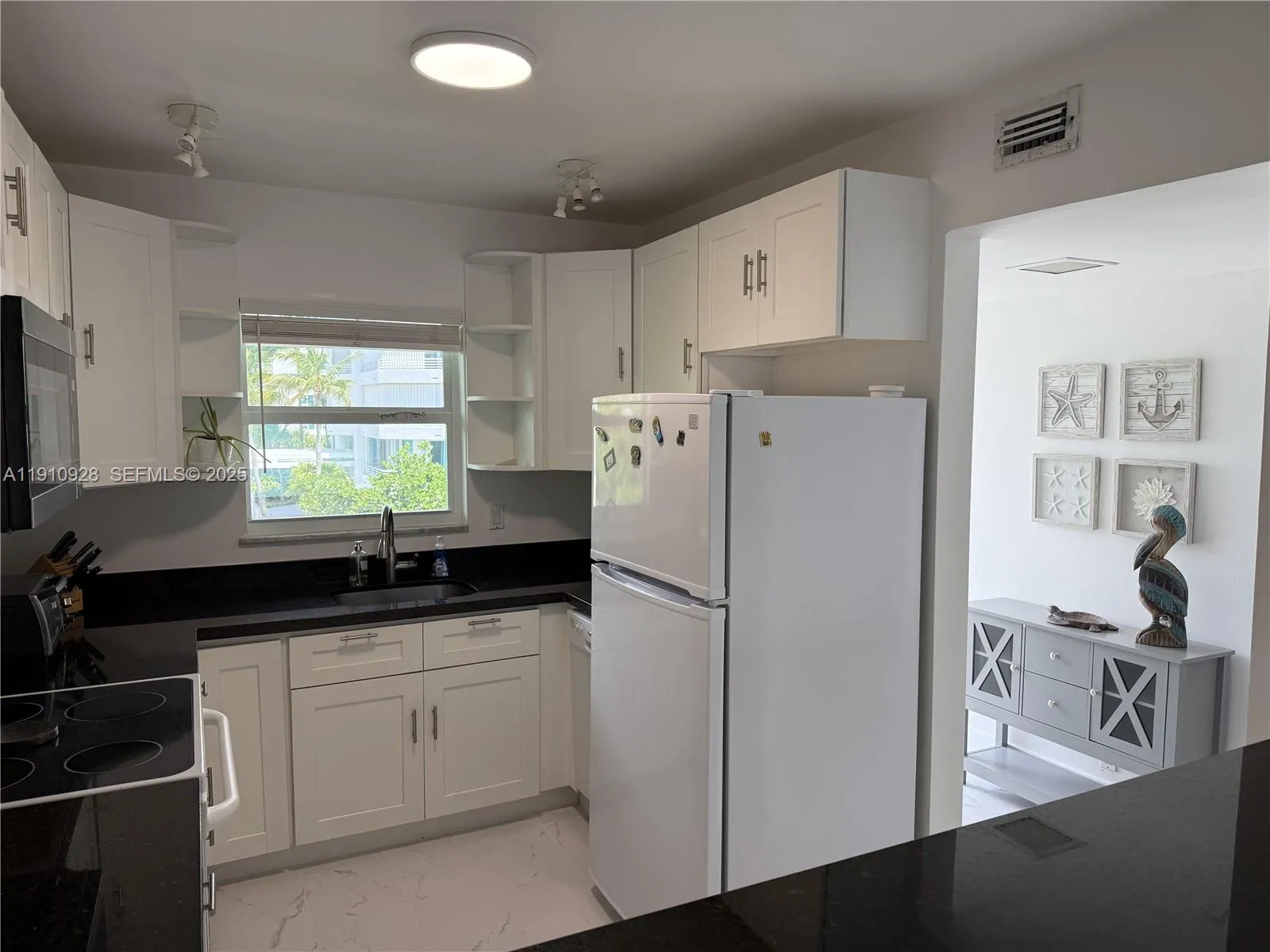 1750 S Ocean Blvd 404e, Lauderdale By The Sea, Flo, Lauderdale By The Sea, Florida 33062, 2 Bedrooms Bedrooms, ,2 BathroomsBathrooms,Residential Lease,For Rent,1750 S Ocean Blvd 404e, Lauderdale By The Sea, Flo,A11910928