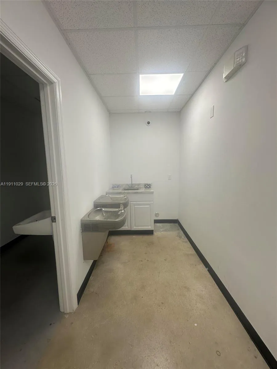 9 N Dixie Hwy, Hallandale Beach, Florida 33009, Hallandale Beach, Florida 33009, ,Commercial Lease,For Rent,9 N Dixie Hwy, Hallandale Beach, Florida 33009,A11911029