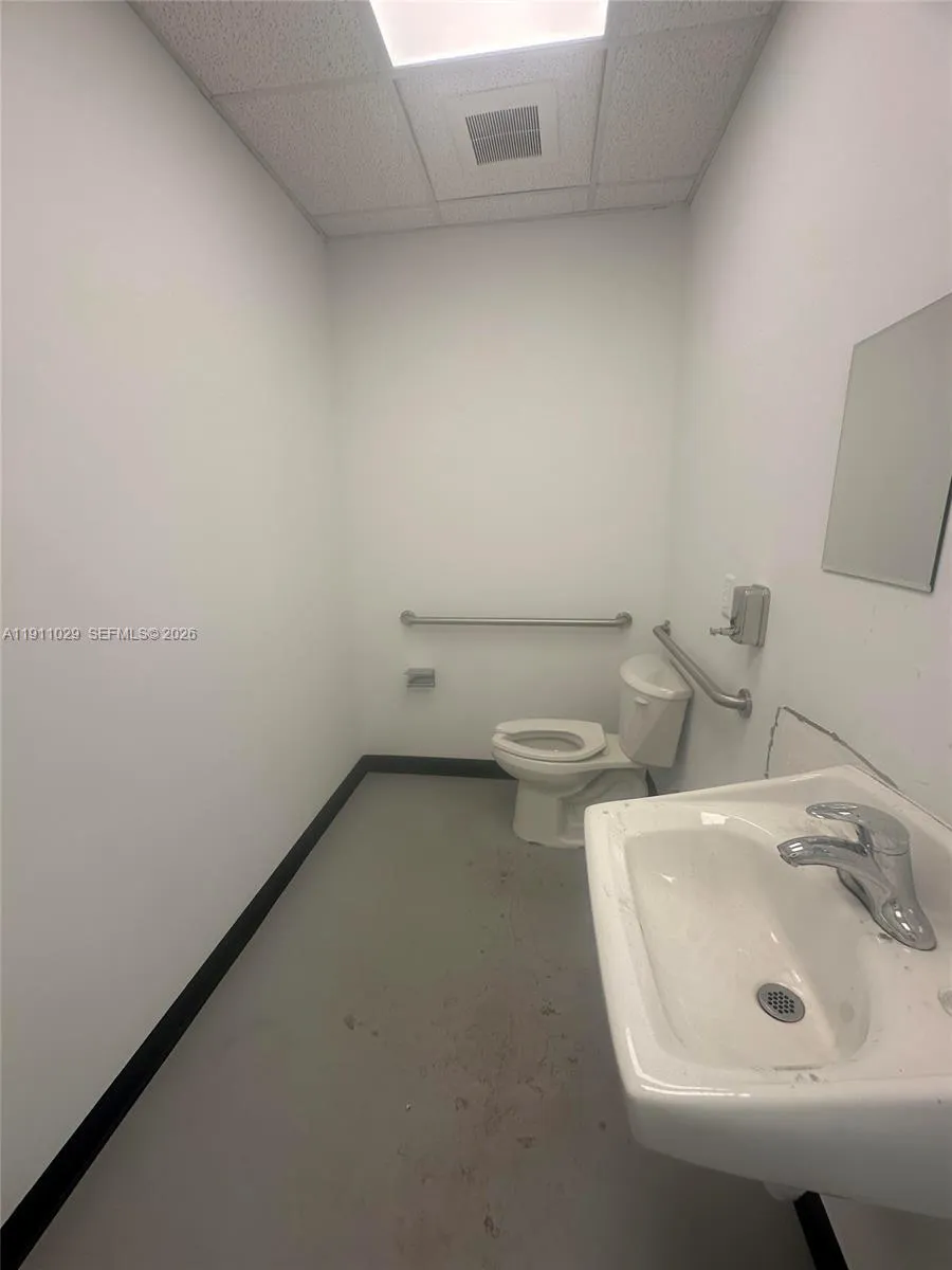 9 N Dixie Hwy, Hallandale Beach, Florida 33009, Hallandale Beach, Florida 33009, ,Commercial Lease,For Rent,9 N Dixie Hwy, Hallandale Beach, Florida 33009,A11911029