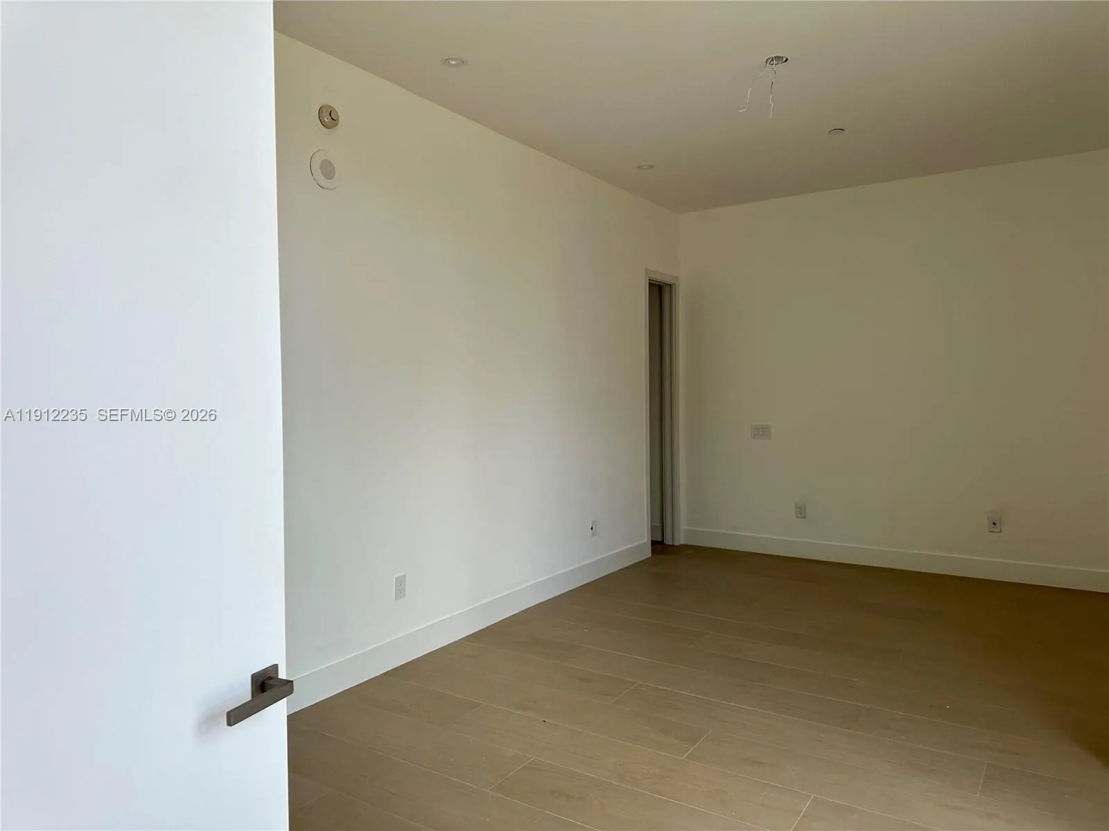 881 Ocean Dr L3, Key Biscayne, Florida 33149, Key Biscayne, Florida 33149, 2 Bedrooms Bedrooms, ,2 BathroomsBathrooms,Residential Lease,For Rent,881 Ocean Dr L3, Key Biscayne, Florida 33149,A11912235