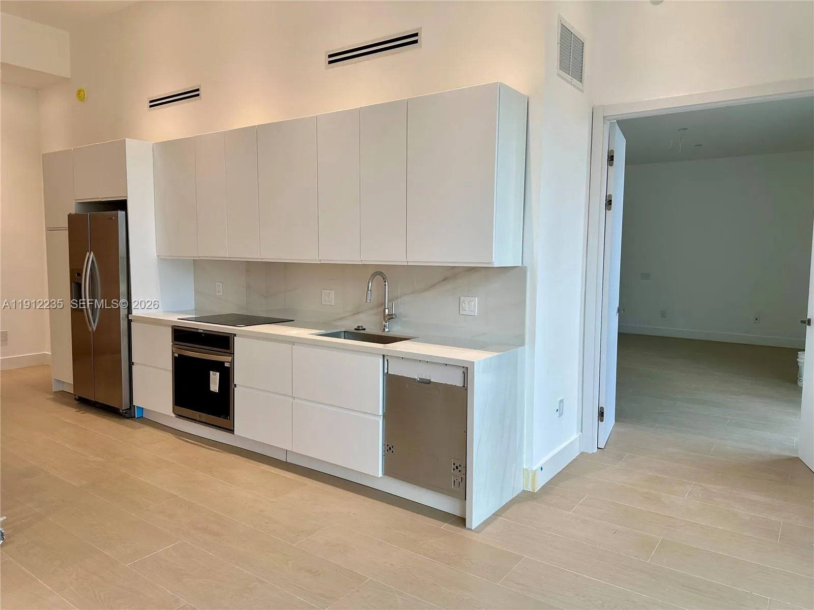 881 Ocean Dr L3, Key Biscayne, Florida 33149, Key Biscayne, Florida 33149, 2 Bedrooms Bedrooms, ,2 BathroomsBathrooms,Residential Lease,For Rent,881 Ocean Dr L3, Key Biscayne, Florida 33149,A11912235
