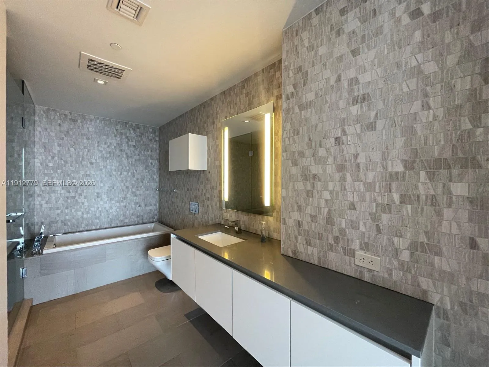 68 Se 6th St 3806, Miami, Florida 33131, Miami, Florida 33131, 1 Bedroom Bedrooms, ,1 BathroomBathrooms,Residential,For Sale,68 Se 6th St 3806, Miami, Florida 33131,A11912779