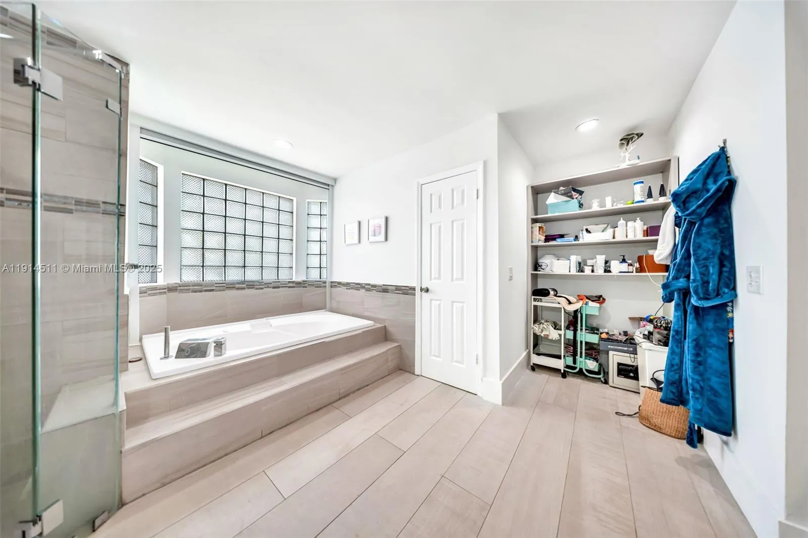 10195 Nw 26th St, Doral, Florida 33172, Doral, Florida 33172, 6 Bedrooms Bedrooms, ,4 BathroomsBathrooms,Residential,For Sale,10195 Nw 26th St, Doral, Florida 33172,A11914511