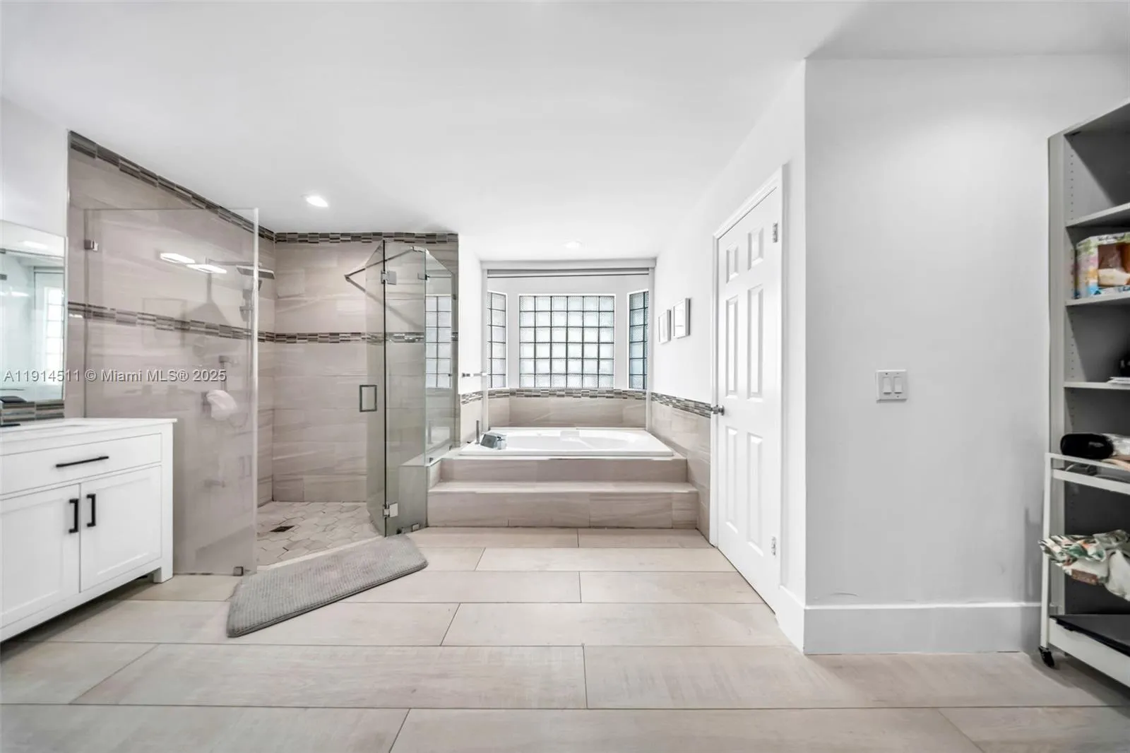 10195 Nw 26th St, Doral, Florida 33172, Doral, Florida 33172, 6 Bedrooms Bedrooms, ,4 BathroomsBathrooms,Residential,For Sale,10195 Nw 26th St, Doral, Florida 33172,A11914511