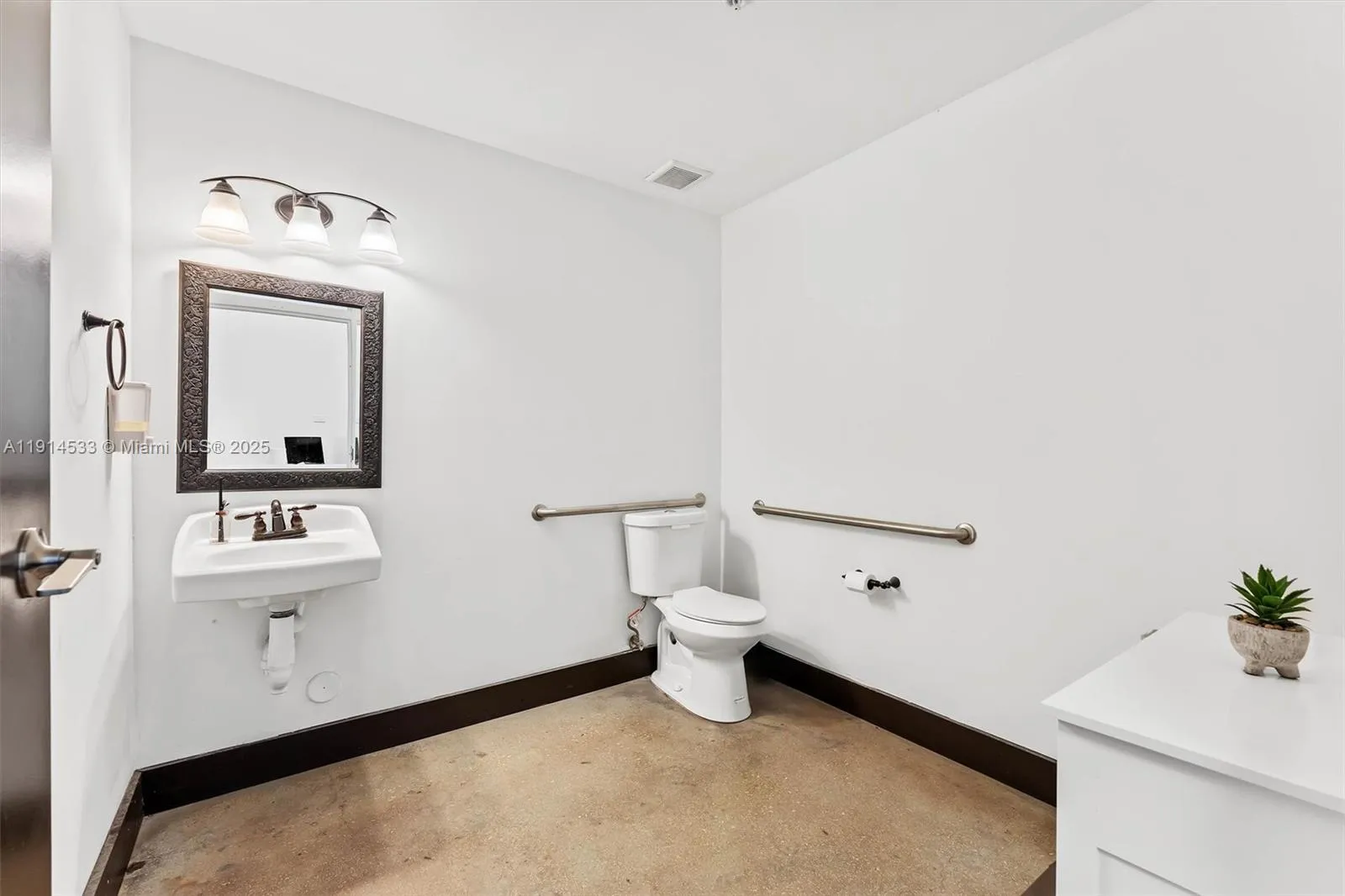 10171 Nw 58th St 6 And 7, Doral, Florida 33178, Doral, Florida 33178, ,Commercial Lease,For Rent,10171 Nw 58th St 6 And 7, Doral, Florida 33178,A11914533