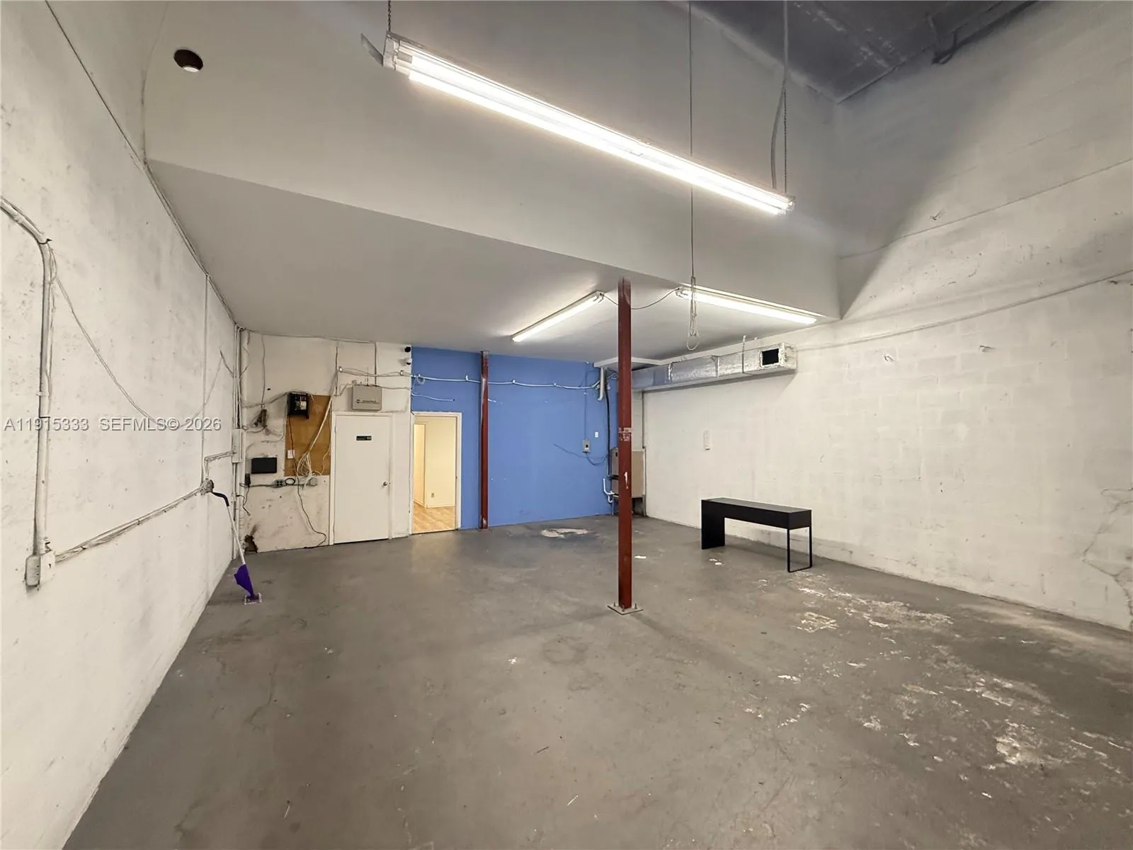 Warehouse 653 SF