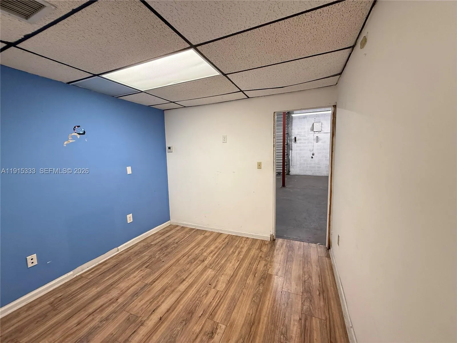 Room connecting offices to warehouse