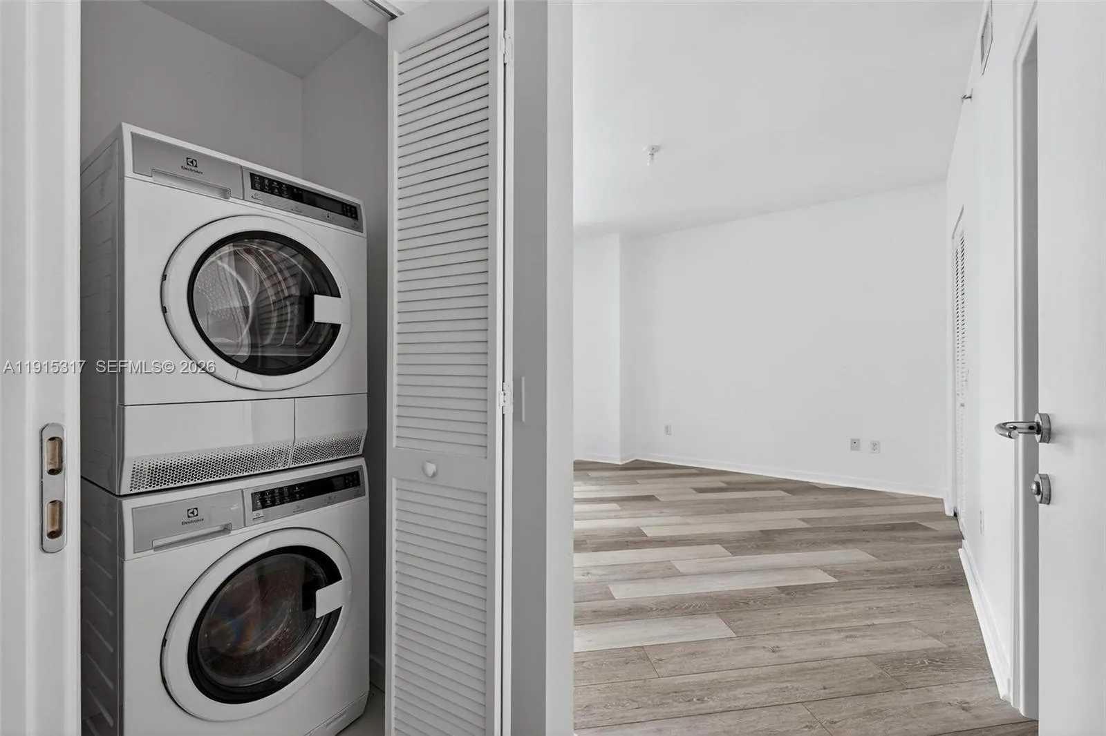 300 S Biscayne Blvd T-2407, Miami, Florida 33131, Miami, Florida 33131, 1 Bedroom Bedrooms, ,1 BathroomBathrooms,Residential,For Sale,300 S Biscayne Blvd T-2407, Miami, Florida 33131,A11915317