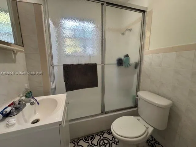 Unit B2 - Bathroom