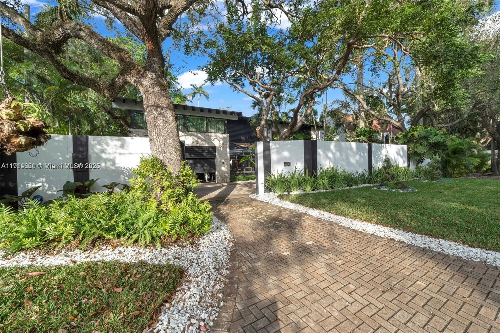 3760 S Douglas Rd, Miami, Florida 33133, Miami, Florida 33133, 3 Bedrooms Bedrooms, ,3 BathroomsBathrooms,Residential Lease,For Rent,3760 S Douglas Rd, Miami, Florida 33133,A11914620
