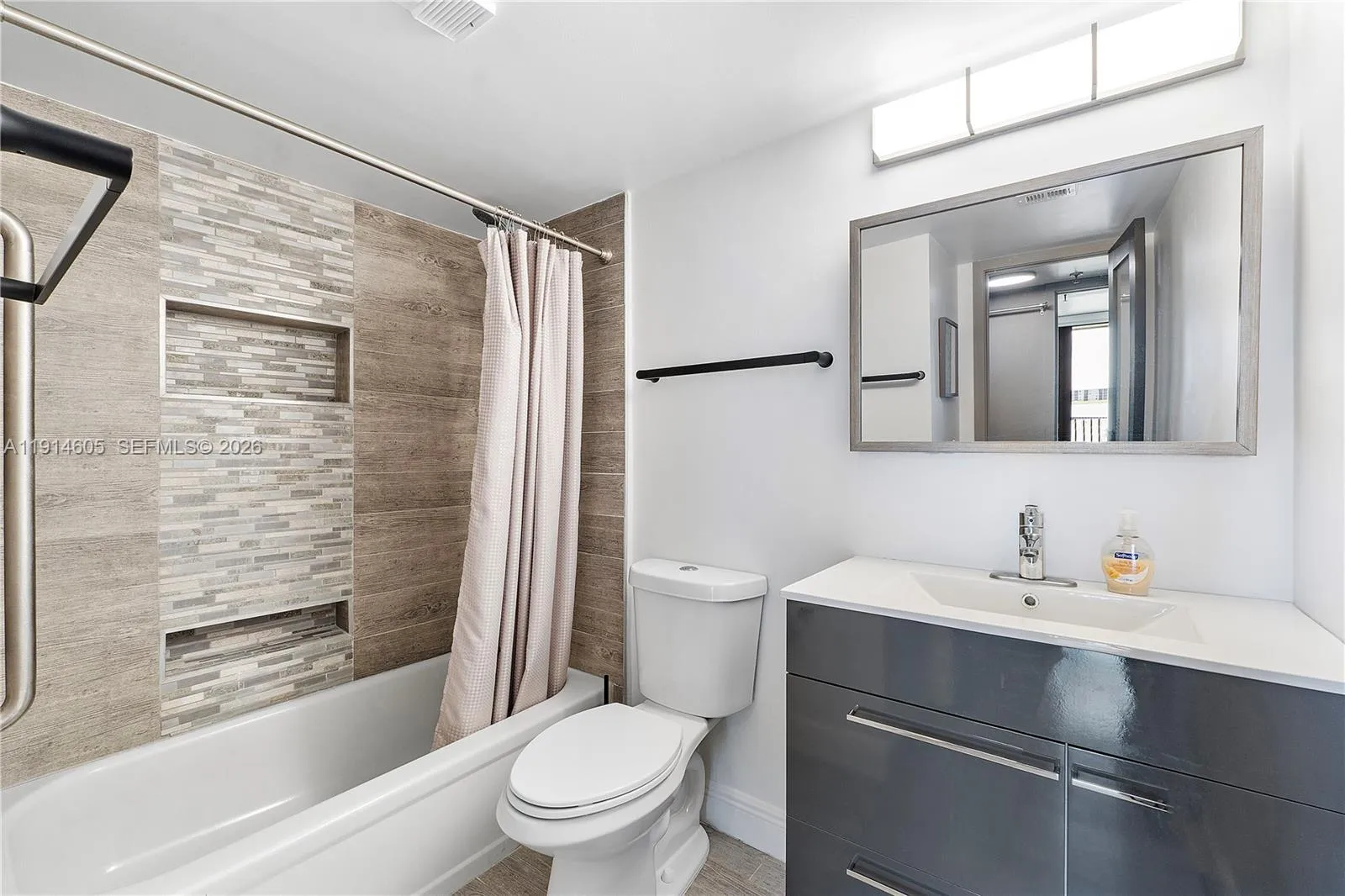 105 Lake Emerald Dr 216, Oakland Park, Florida 333, Oakland Park, Florida 33309, 2 Bedrooms Bedrooms, ,2 BathroomsBathrooms,Residential,For Sale,105 Lake Emerald Dr 216, Oakland Park, Florida 333,A11914605