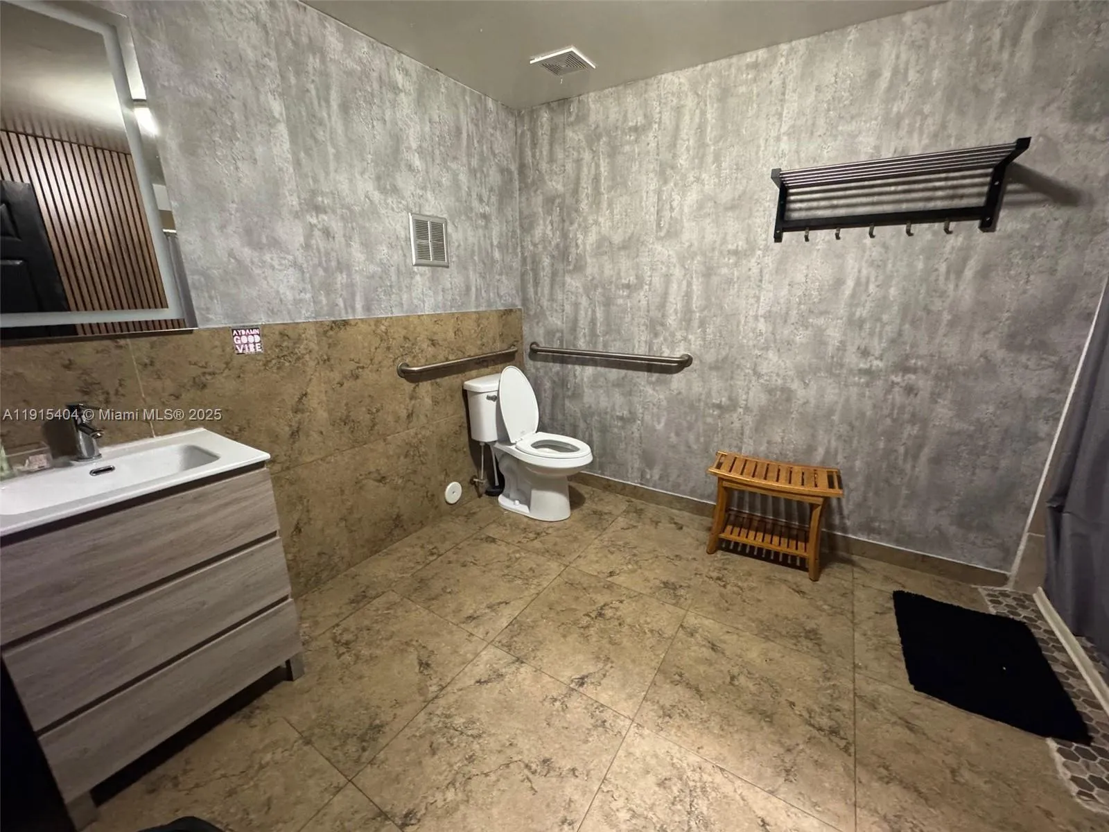 169 Sw 7th St Cu-c & Cu-d, Miami, Florida 3313, Miami, Florida 33130, ,Commercial Lease,For Rent,169 Sw 7th St Cu-c & Cu-d, Miami, Florida 3313,A11915404