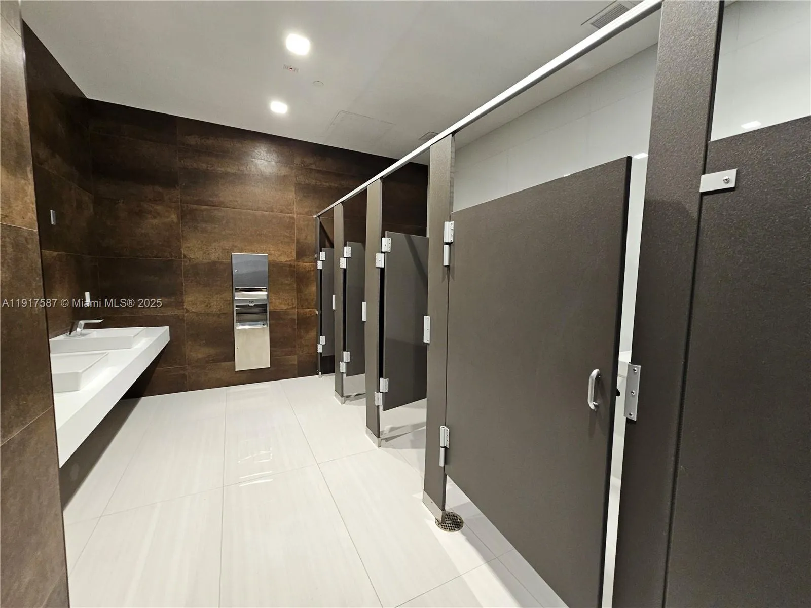 1006 E Hallandale Beach Blvd 4-205, Hallandale Bea, Hallandale Beach, Florida 33009, ,Commercial Sale,For Sale,1006 E Hallandale Beach Blvd 4-205, Hallandale Bea,A11917587