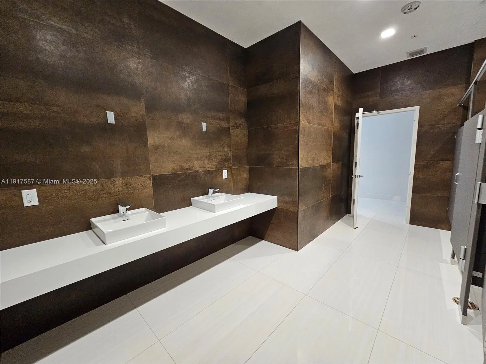 1006 E Hallandale Beach Blvd 4-205, Hallandale Bea, Hallandale Beach, Florida 33009, ,Commercial Sale,For Sale,1006 E Hallandale Beach Blvd 4-205, Hallandale Bea,A11917587