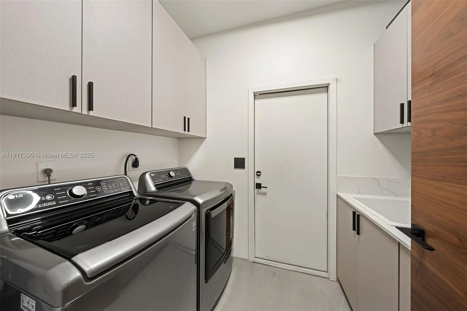 900 Washington St, Hollywood, Florida 33019, Hollywood, Florida 33019, 4 Bedrooms Bedrooms, ,4 BathroomsBathrooms,Residential,For Sale,900 Washington St, Hollywood, Florida 33019,A11917390