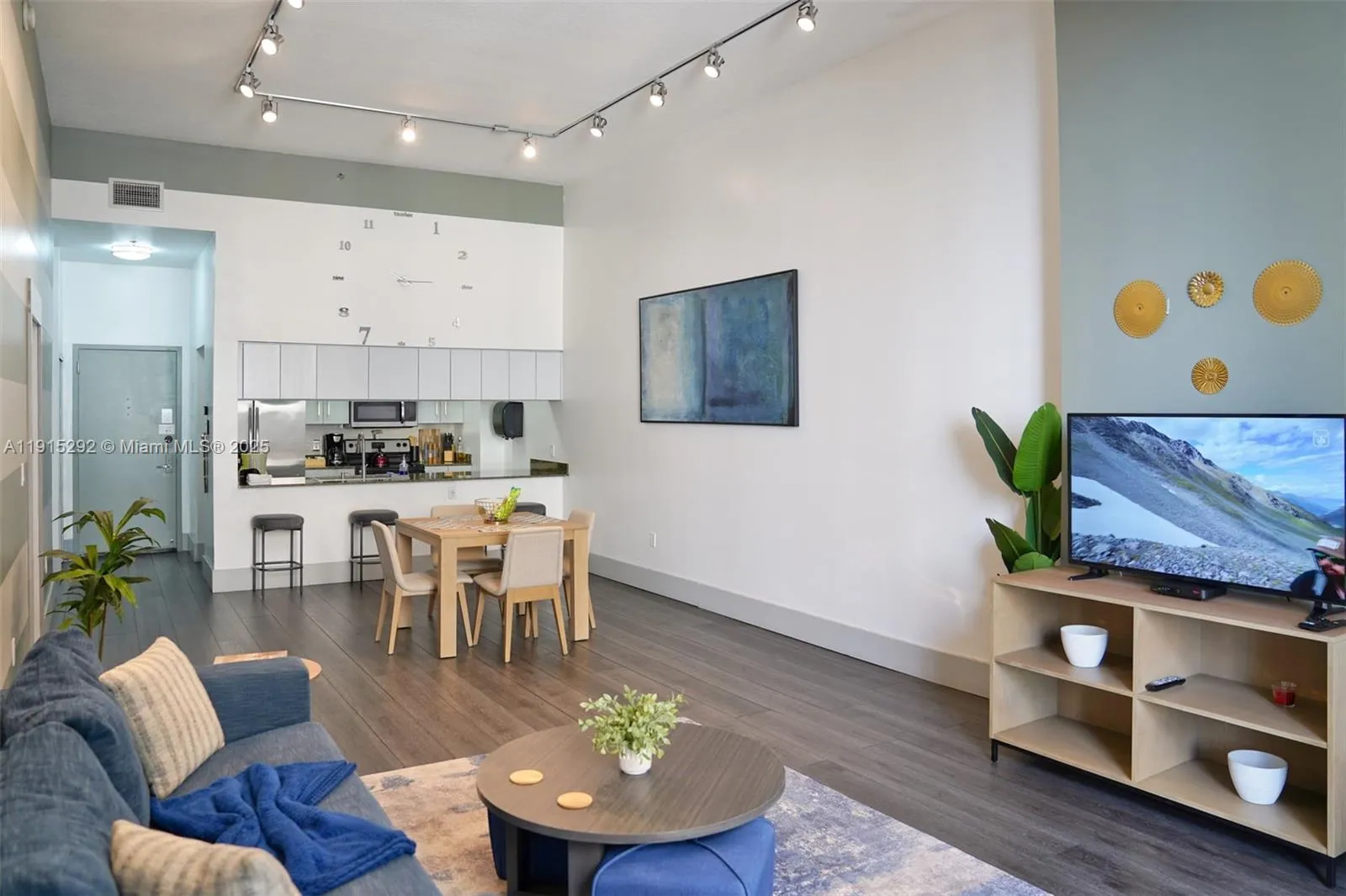 1200 Brickell Bay Dr 1406, Miami, Florida 33131, Miami, Florida 33131, 2 Bedrooms Bedrooms, 1 Room Rooms,1 BathroomBathrooms,Residential,For Sale,1200 Brickell Bay Dr 1406, Miami, Florida 33131,A11915292