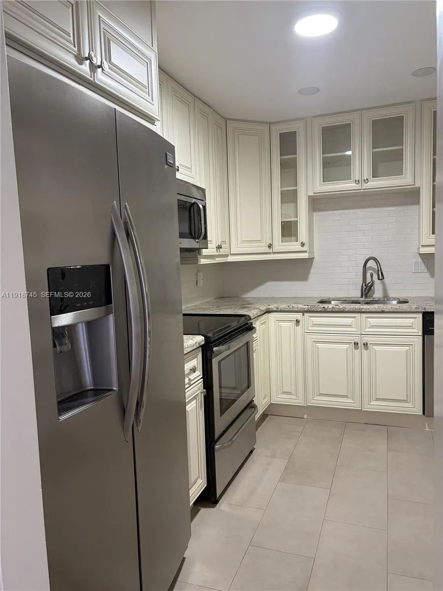 625 Biltmore Way 805, Coral Gables, Florida 33134, Coral Gables, Florida 33134, 2 Bedrooms Bedrooms, ,2 BathroomsBathrooms,Residential Lease,For Rent,625 Biltmore Way 805, Coral Gables, Florida 33134,A11918745