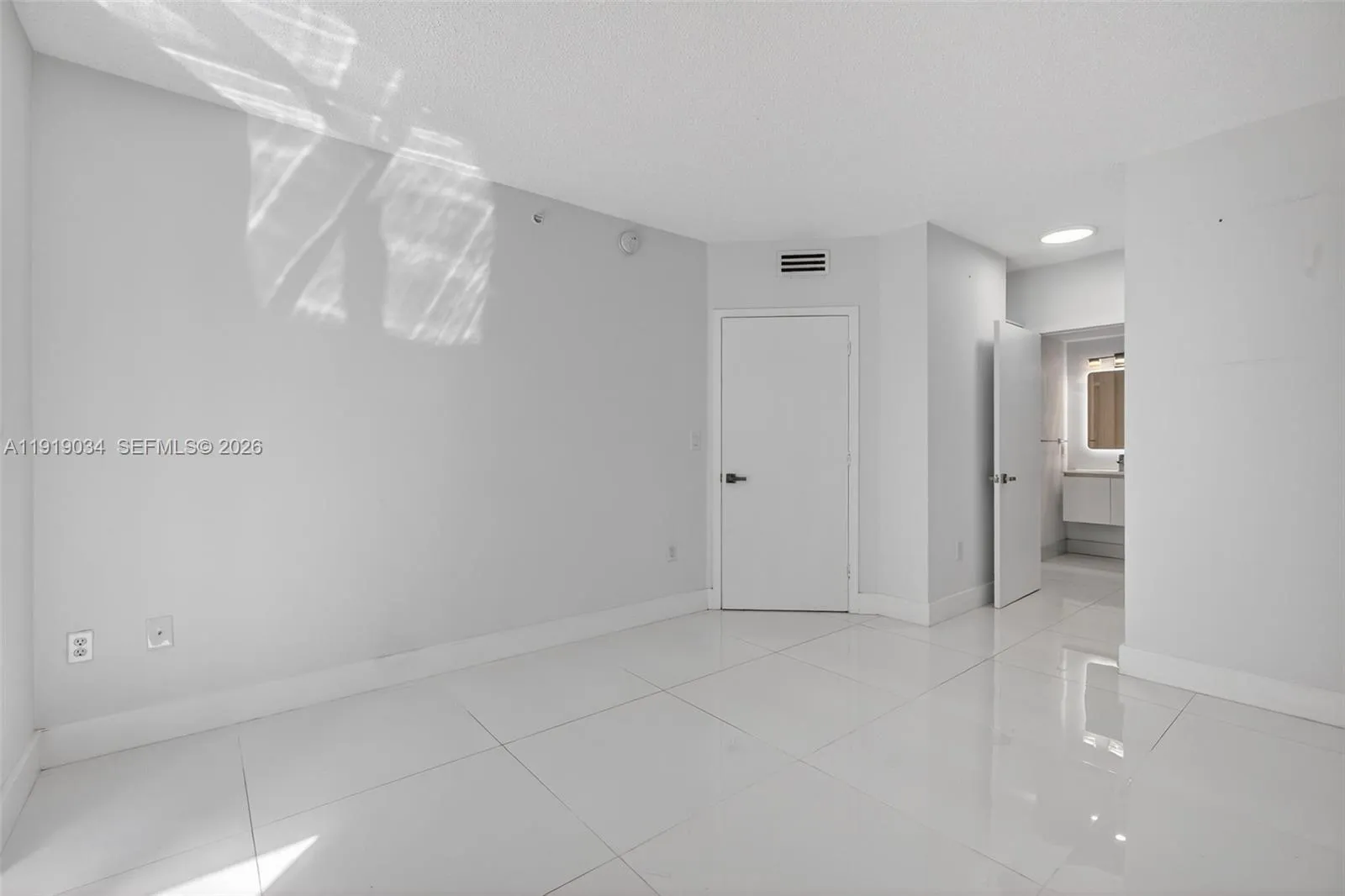 5077 Nw 7th St 610, Miami, Florida 33126, Miami, Florida 33126, 1 Bedroom Bedrooms, ,1 BathroomBathrooms,Residential Lease,For Rent,5077 Nw 7th St 610, Miami, Florida 33126,A11919034