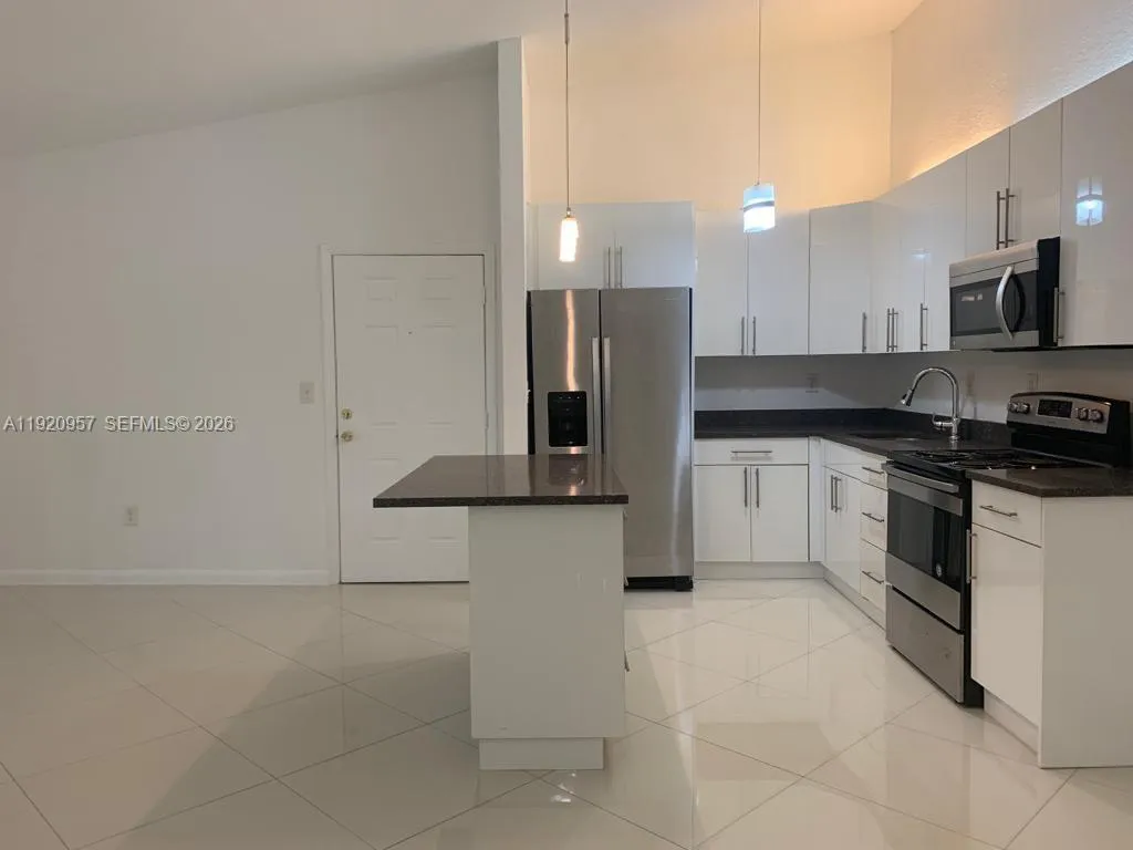 907 Ne 199th St 204, Miami, Florida 33179, Miami, Florida 33179, 2 Bedrooms Bedrooms, ,2 BathroomsBathrooms,Residential Lease,For Rent,907 Ne 199th St 204, Miami, Florida 33179,A11920957