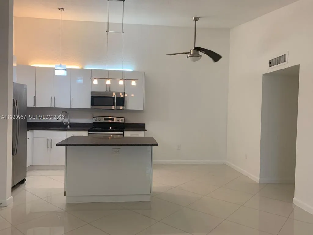 907 Ne 199th St 204, Miami, Florida 33179, Miami, Florida 33179, 2 Bedrooms Bedrooms, ,2 BathroomsBathrooms,Residential Lease,For Rent,907 Ne 199th St 204, Miami, Florida 33179,A11920957