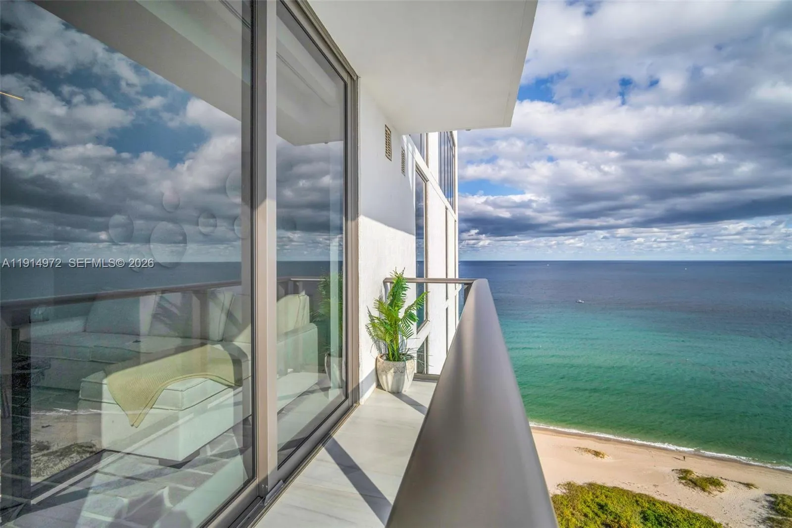 Wrap around terrace from west has ocean view