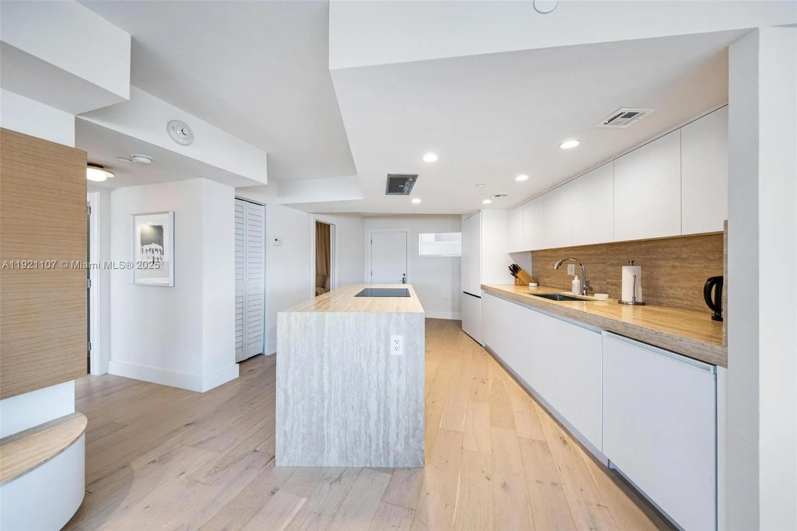 1881 Washington Ave 14f, Miami Beach, Florida 3313, Miami Beach, Florida 33139, 2 Bedrooms Bedrooms, ,2 BathroomsBathrooms,Residential Lease,For Rent,1881 Washington Ave 14f, Miami Beach, Florida 3313,A11921107