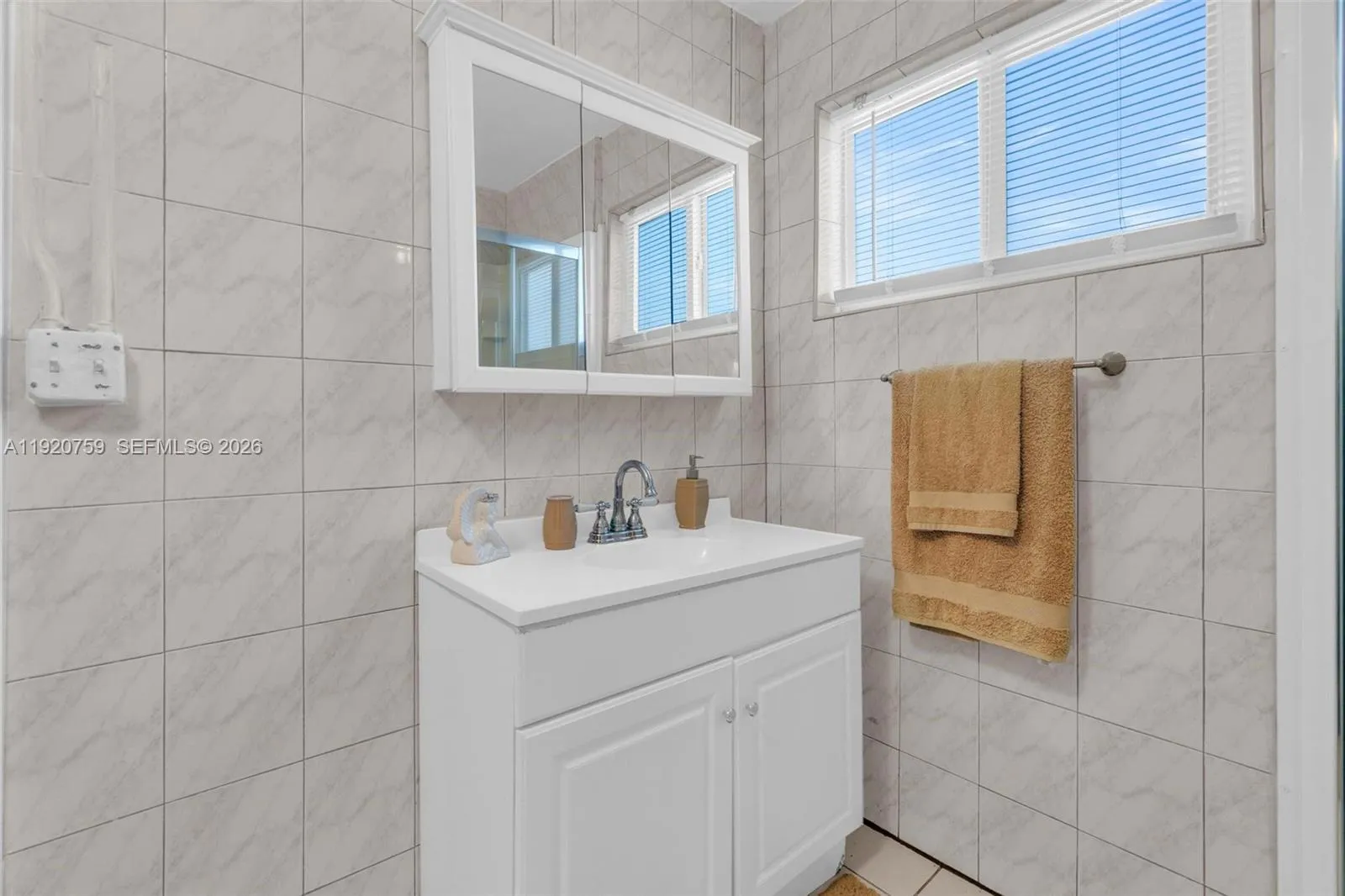 371 Ne 42nd Ct, Oakland Park, Florida 33334, Oakland Park, Florida 33334, 2 Bedrooms Bedrooms, ,2 BathroomsBathrooms,Residential,For Sale,371 Ne 42nd Ct, Oakland Park, Florida 33334,A11920759