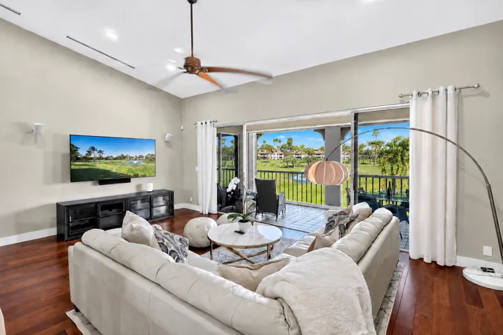 01_Vaulted_Living_Room_Golf_Lake_Views