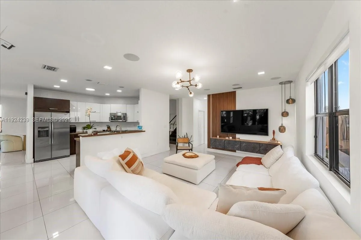 984 Nw 104th Ave, Miami, Florida 33172, Miami, Florida 33172, 5 Bedrooms Bedrooms, ,4 BathroomsBathrooms,Residential,For Sale,984 Nw 104th Ave, Miami, Florida 33172,A11924239