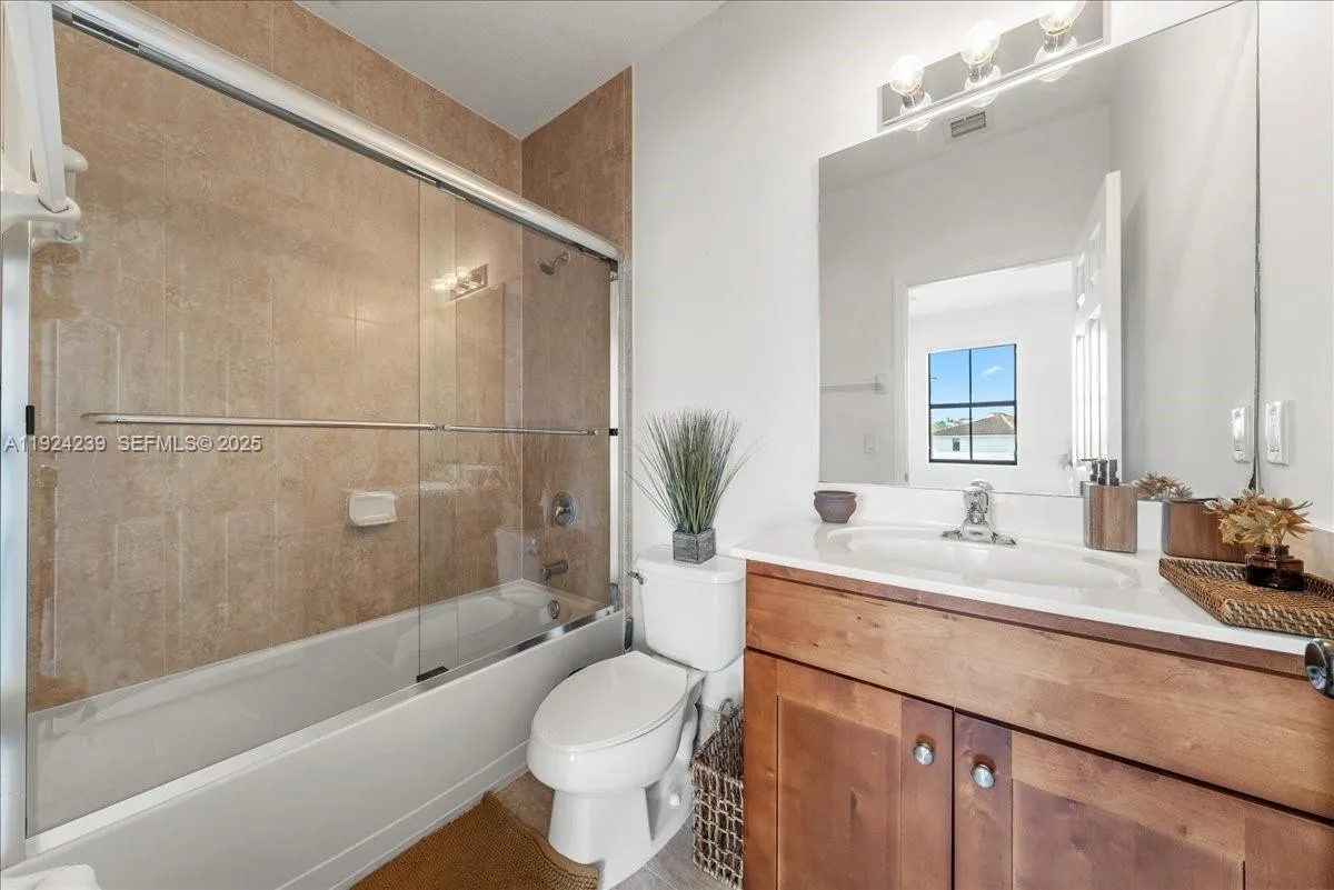 984 Nw 104th Ave, Miami, Florida 33172, Miami, Florida 33172, 5 Bedrooms Bedrooms, ,4 BathroomsBathrooms,Residential,For Sale,984 Nw 104th Ave, Miami, Florida 33172,A11924239