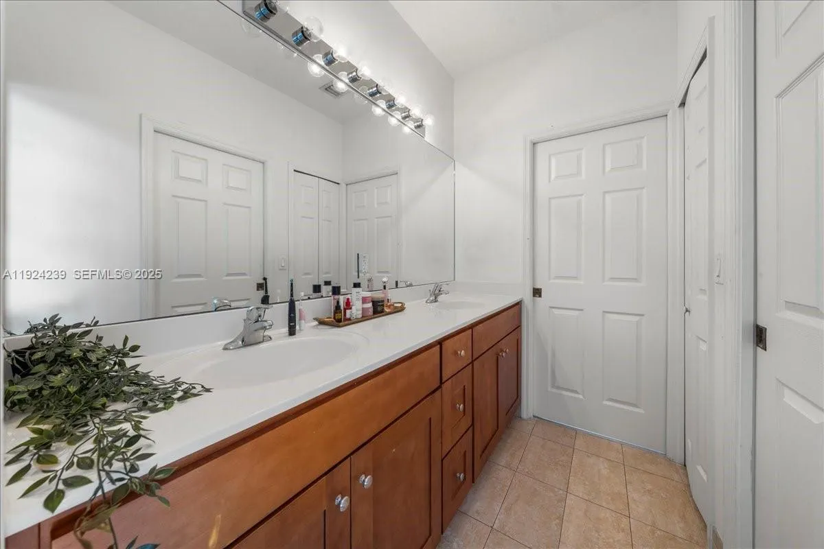 984 Nw 104th Ave, Miami, Florida 33172, Miami, Florida 33172, 5 Bedrooms Bedrooms, ,4 BathroomsBathrooms,Residential,For Sale,984 Nw 104th Ave, Miami, Florida 33172,A11924239