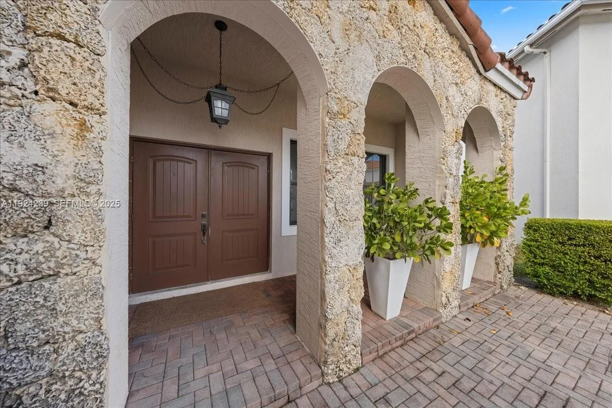 984 Nw 104th Ave, Miami, Florida 33172, Miami, Florida 33172, 5 Bedrooms Bedrooms, ,4 BathroomsBathrooms,Residential,For Sale,984 Nw 104th Ave, Miami, Florida 33172,A11924239