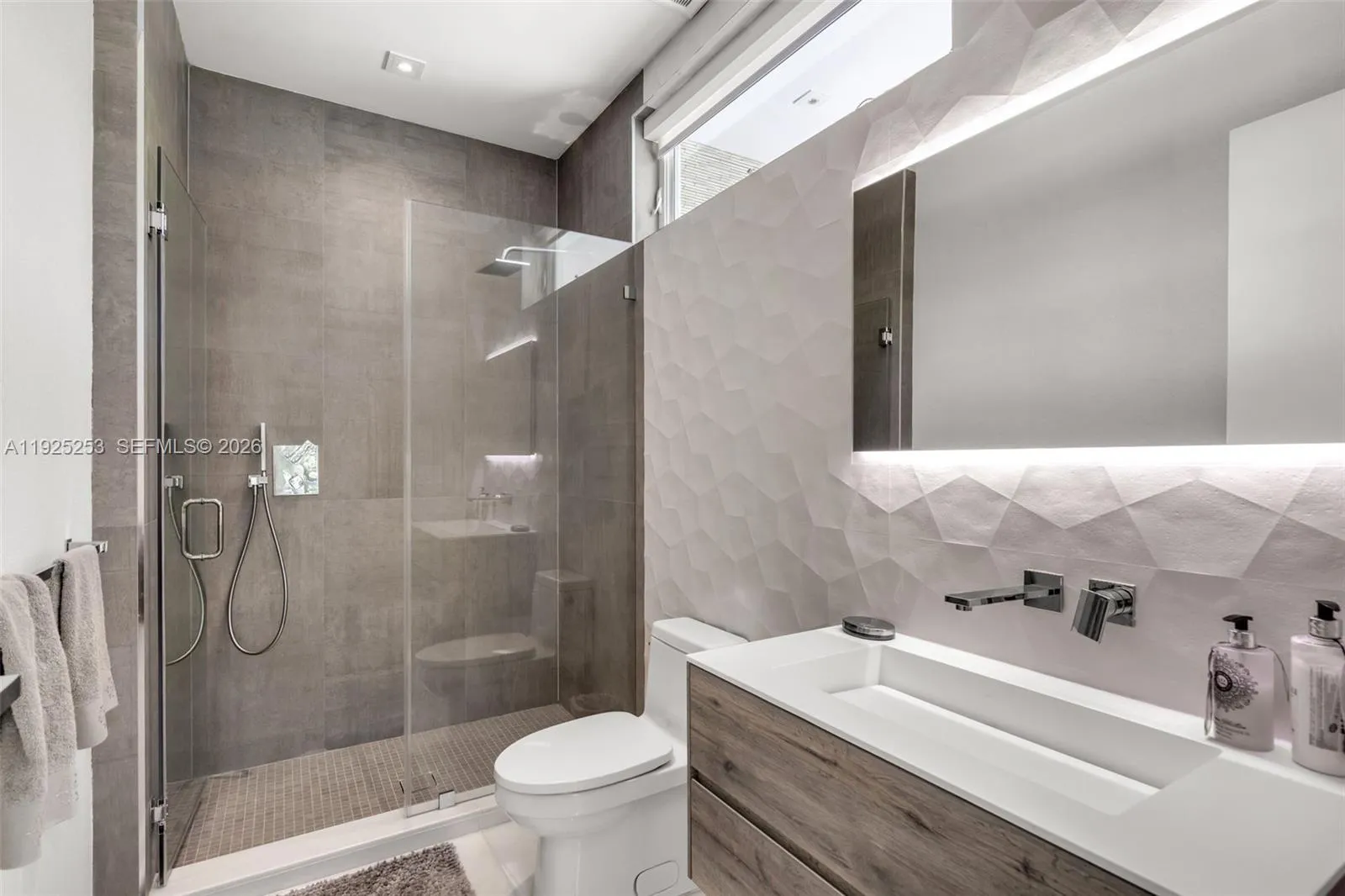 420 Island Dr, Key Biscayne, Florida 33149, Key Biscayne, Florida 33149, 6 Bedrooms Bedrooms, ,6 BathroomsBathrooms,Residential Lease,For Rent,420 Island Dr, Key Biscayne, Florida 33149,A11925253