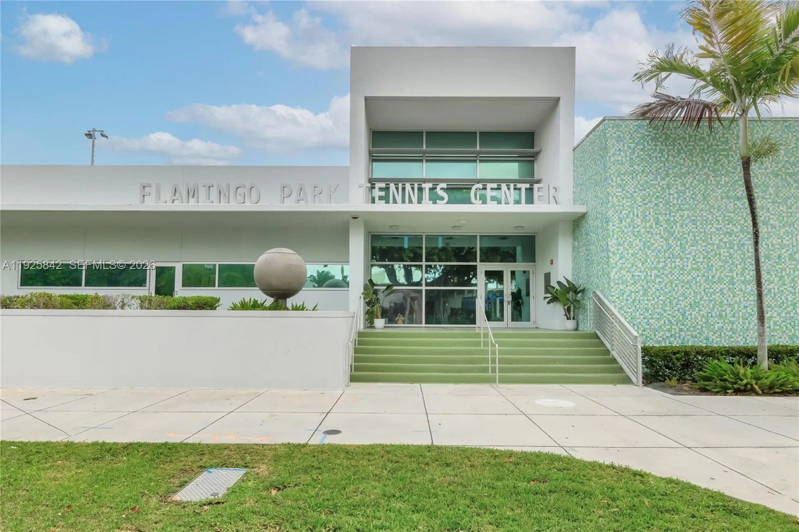 Walk to Flamingo Park\'s Tennis Center & Park!