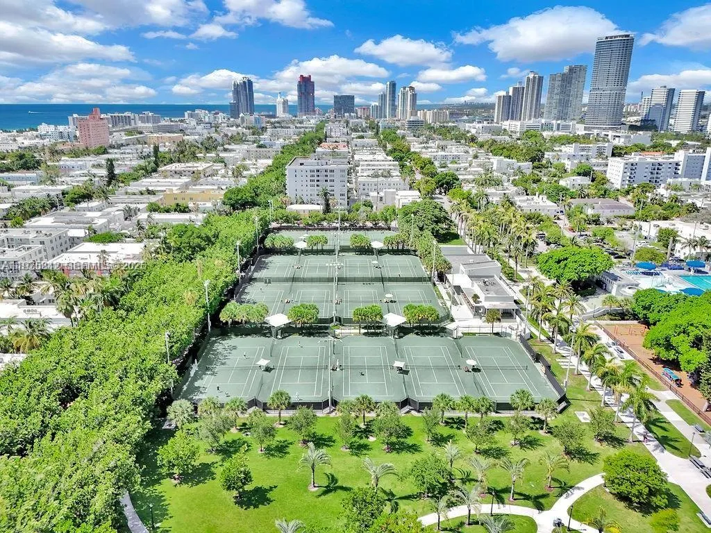 Walk to Flamingo Park\'s Tennis Center!