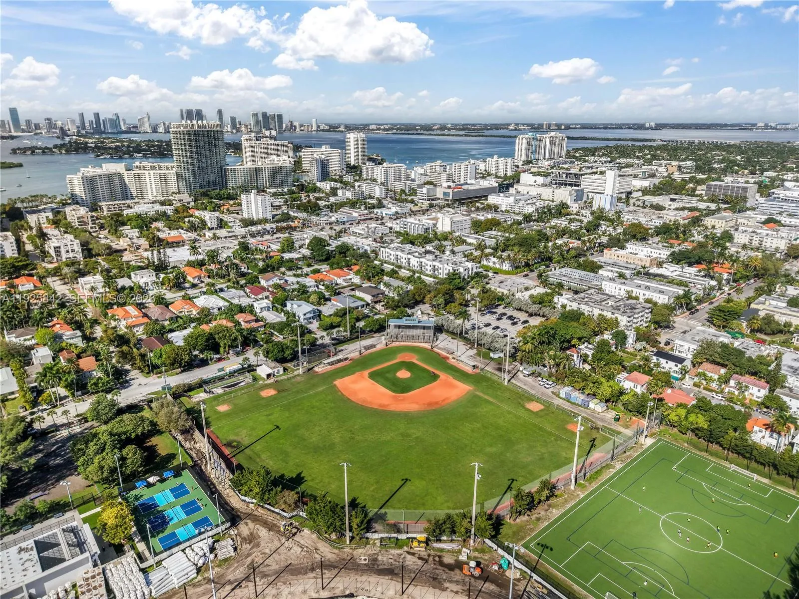 Walk to Flamingo Park\'s Tennis Center & Park!