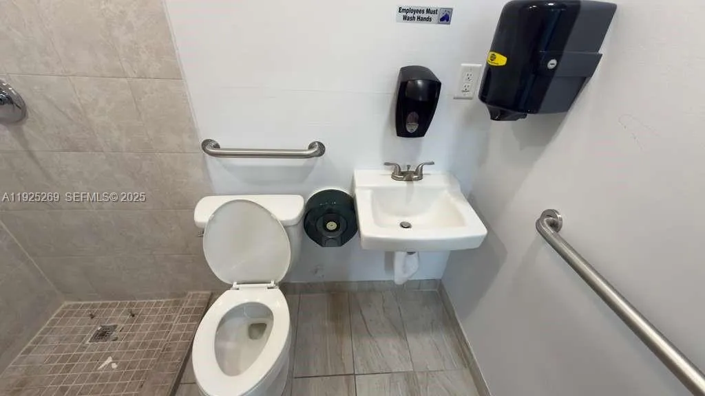 1671 W 37th St 2, Hialeah, Florida 33012, Hialeah, Florida 33012, ,Commercial Lease,For Rent,1671 W 37th St 2, Hialeah, Florida 33012,A11925269