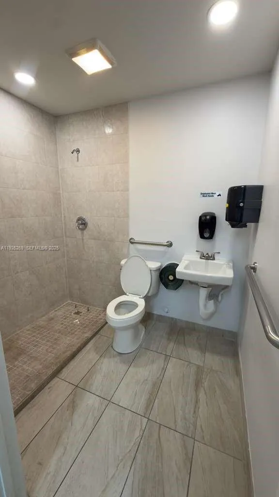 1671 W 37th St 2, Hialeah, Florida 33012, Hialeah, Florida 33012, ,Commercial Lease,For Rent,1671 W 37th St 2, Hialeah, Florida 33012,A11925269