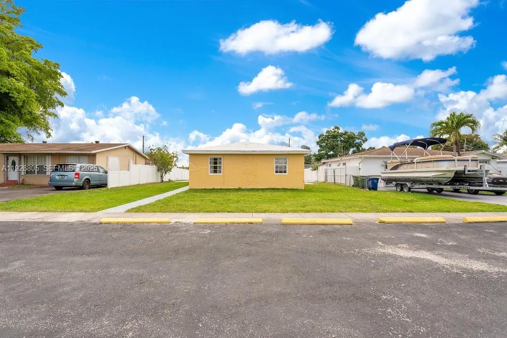 417 Sw 3rd St, Hallandale Beach, Florida 33009, Hallandale Beach, Florida 33009, ,Residential Income,For Sale,417 Sw 3rd St, Hallandale Beach, Florida 33009,A11926805
