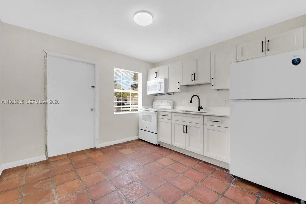 417 Sw 3rd St, Hallandale Beach, Florida 33009, Hallandale Beach, Florida 33009, ,Residential Income,For Sale,417 Sw 3rd St, Hallandale Beach, Florida 33009,A11926805