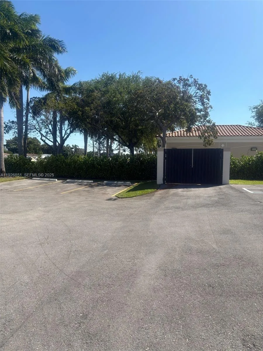 828 W Pembroke Rd, Hallandale Beach, Florida 33009, Hallandale Beach, Florida 33009, ,Commercial Lease,For Rent,828 W Pembroke Rd, Hallandale Beach, Florida 33009,A11926851