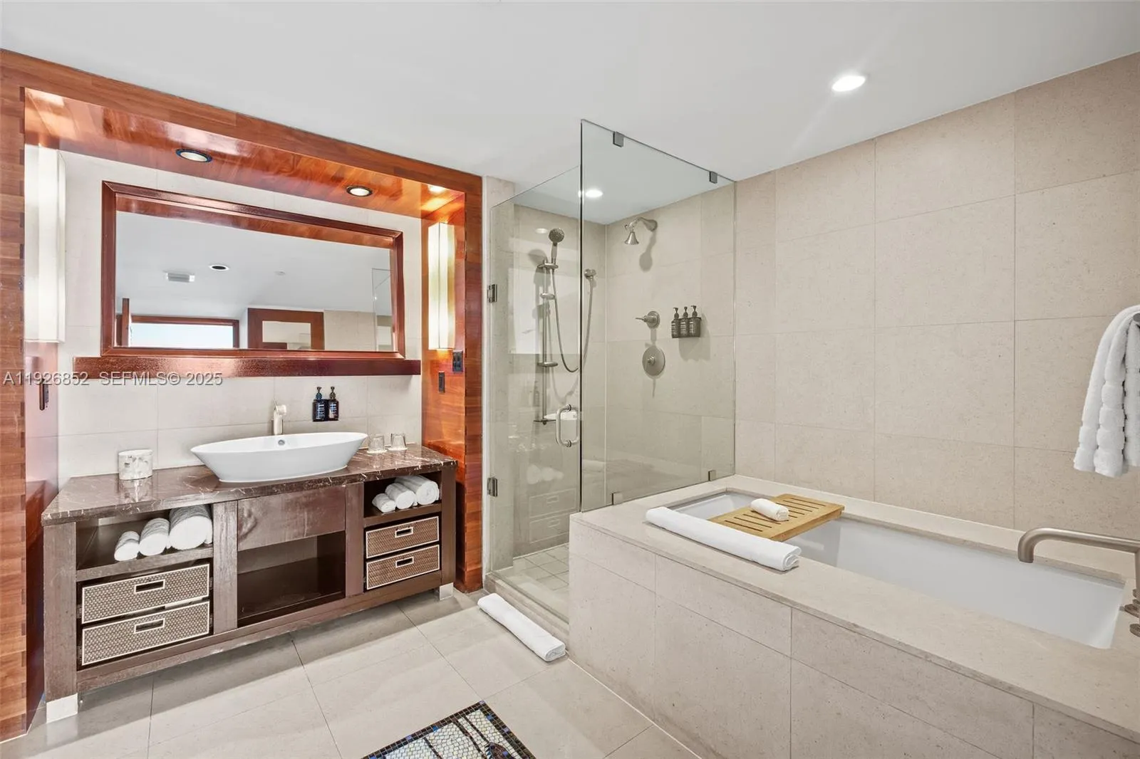 6801 Collins Ave 614 (legal 609), Miami Beach, Flo, Miami Beach, Florida 33141, 1 Bedroom Bedrooms, ,1 BathroomBathrooms,Residential,For Sale,6801 Collins Ave 614 (legal 609), Miami Beach, Flo,A11926852