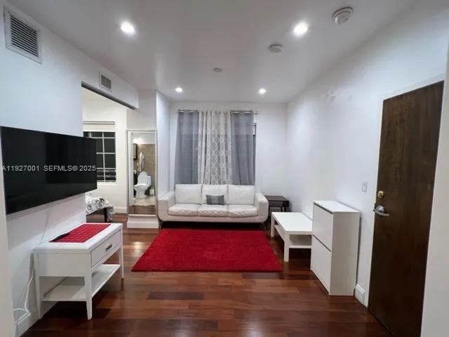 526 15 St 2, Miami Beach, Florida 33139, Miami Beach, Florida 33139, 1 Bedroom Bedrooms, ,1 BathroomBathrooms,Residential Lease,For Rent,526 15 St 2, Miami Beach, Florida 33139,A11927001