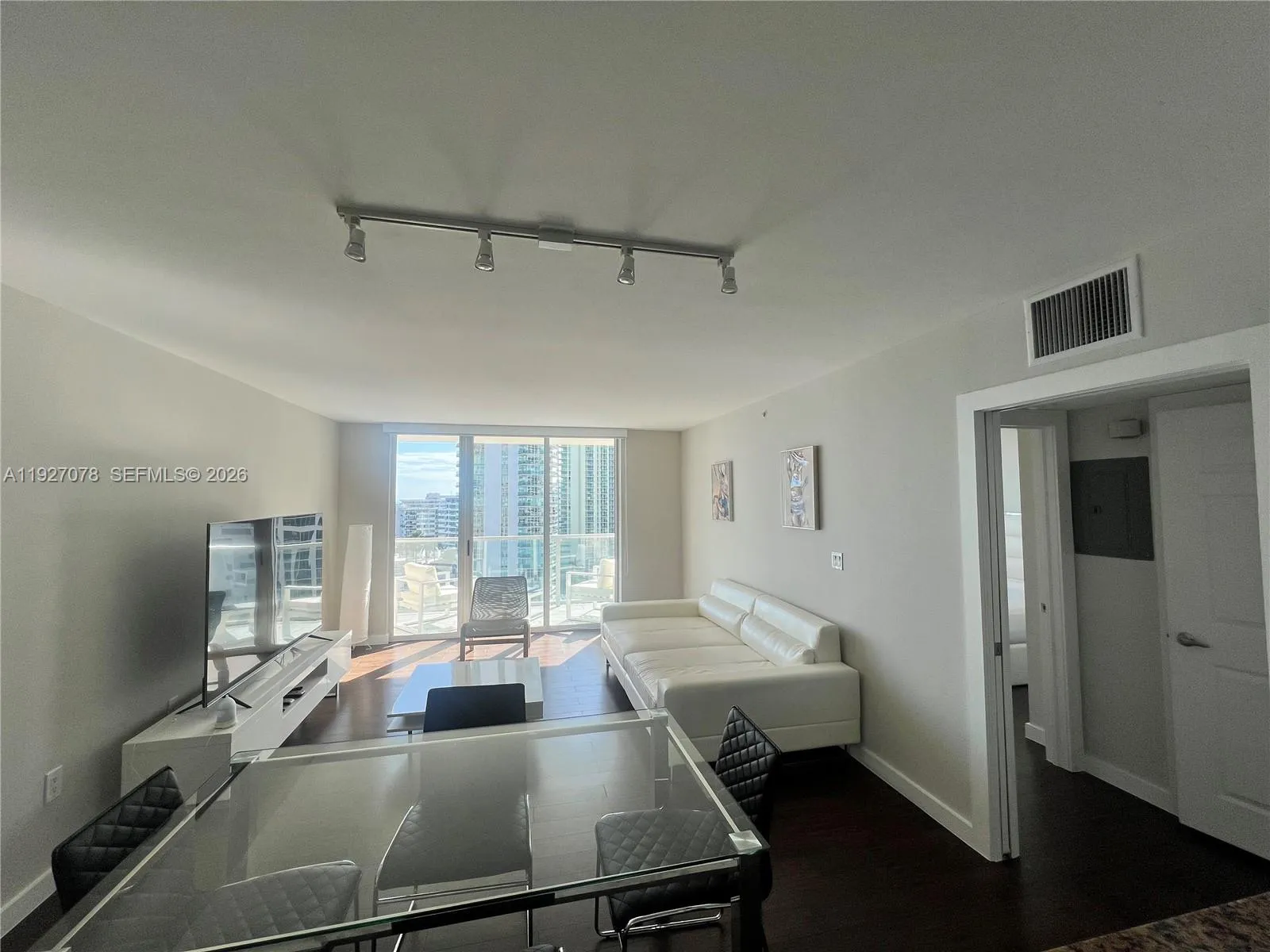 1155 Brickell Bay Dr 1607, Miami, Florida 33131, Miami, Florida 33131, 1 Bedroom Bedrooms, ,1 BathroomBathrooms,Residential Lease,For Rent,1155 Brickell Bay Dr 1607, Miami, Florida 33131,A11927078