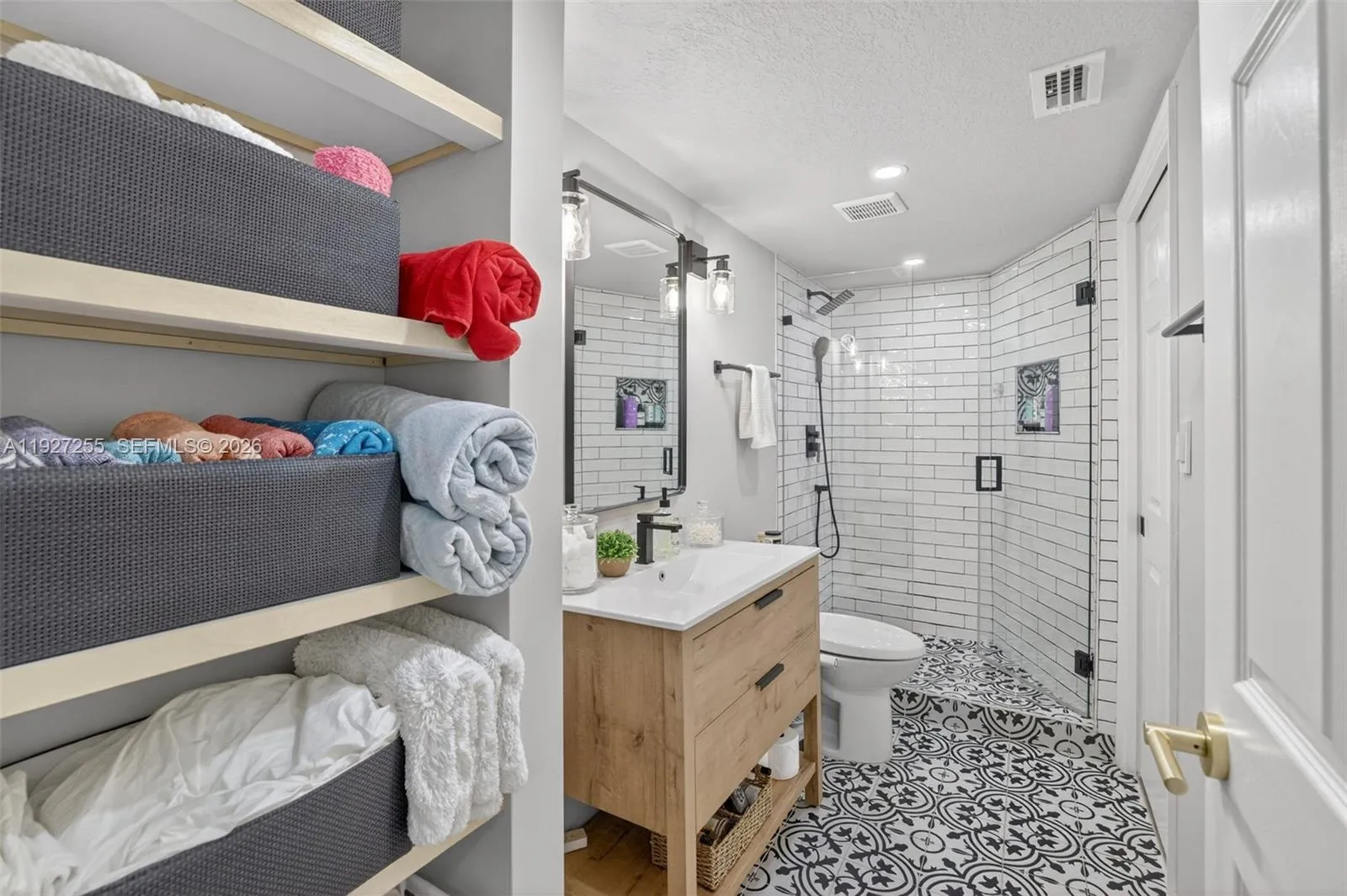 237 City View Dr 237, Fort Lauderdale, Florida 333, Fort Lauderdale, Florida 33311, 3 Bedrooms Bedrooms, 7 Rooms Rooms,2 BathroomsBathrooms,Residential,For Sale,237 City View Dr 237, Fort Lauderdale, Florida 333,A11927255