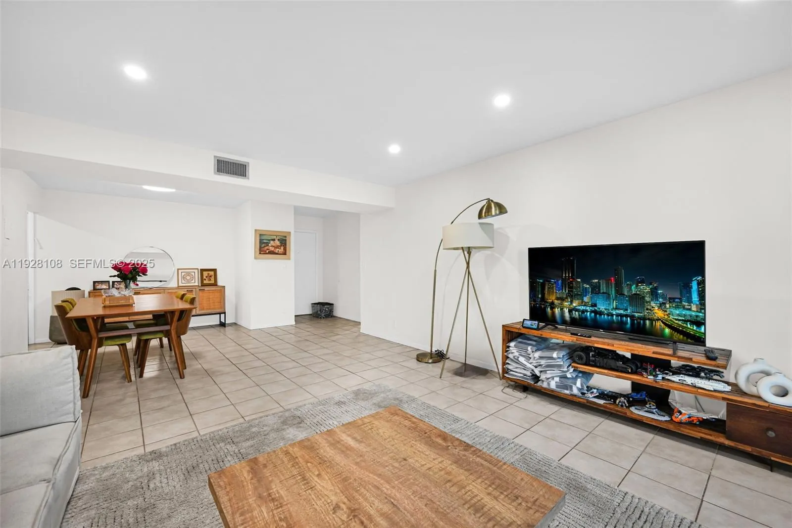 4020 N Hills Dr 29, Hollywood, Florida 33021, Hollywood, Florida 33021, 2 Bedrooms Bedrooms, ,2 BathroomsBathrooms,Residential,For Sale,4020 N Hills Dr 29, Hollywood, Florida 33021,A11928108